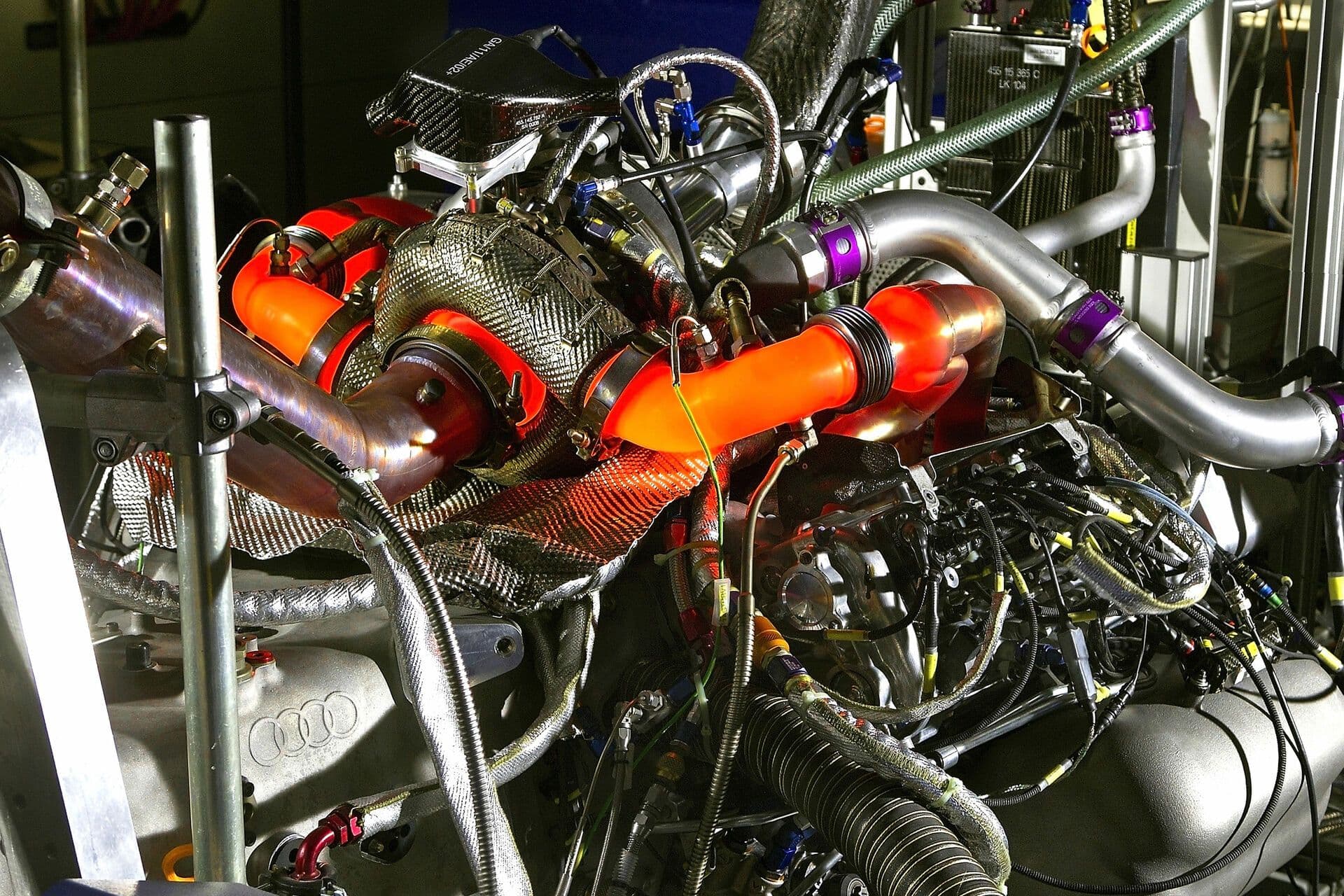 audi-lmp-race-engine-glowing-turbos-le-mans-development